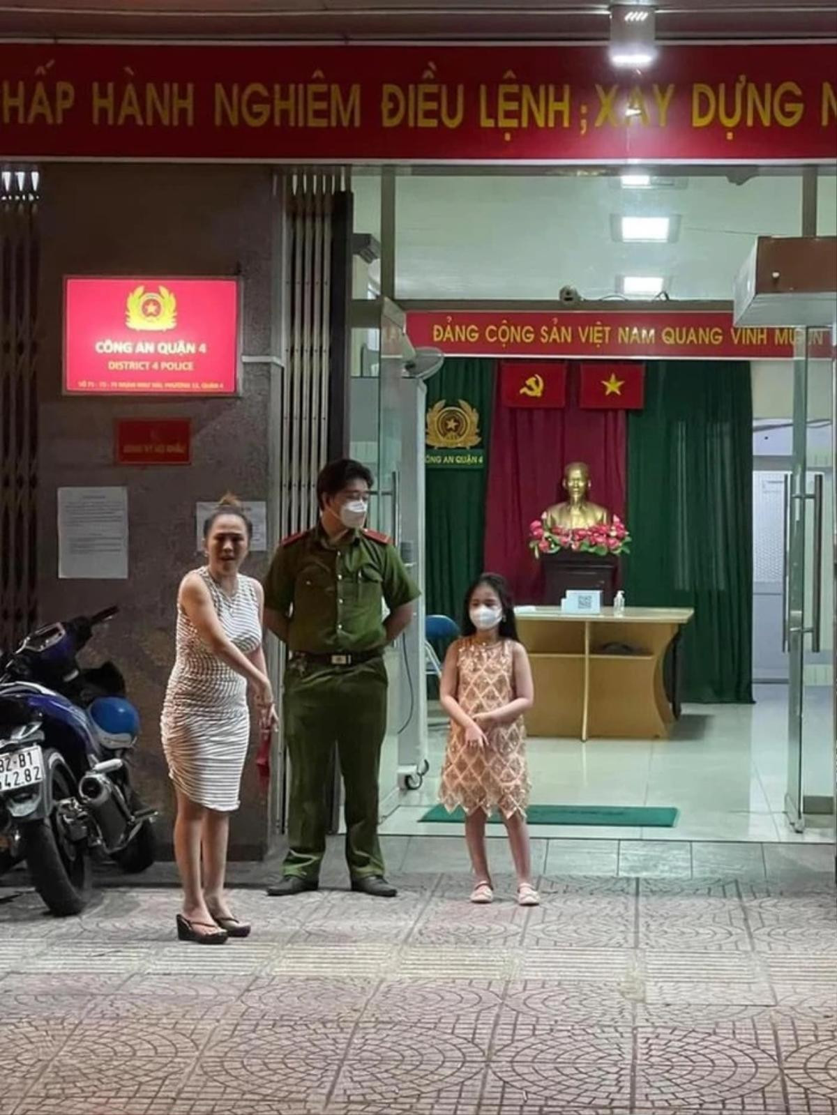 'Chị đại quận 4' tái xuất, vẫn ngoan cố không đeo khẩu trang và lớn tiếng cự cãi ở nơi công cộng Ảnh 1