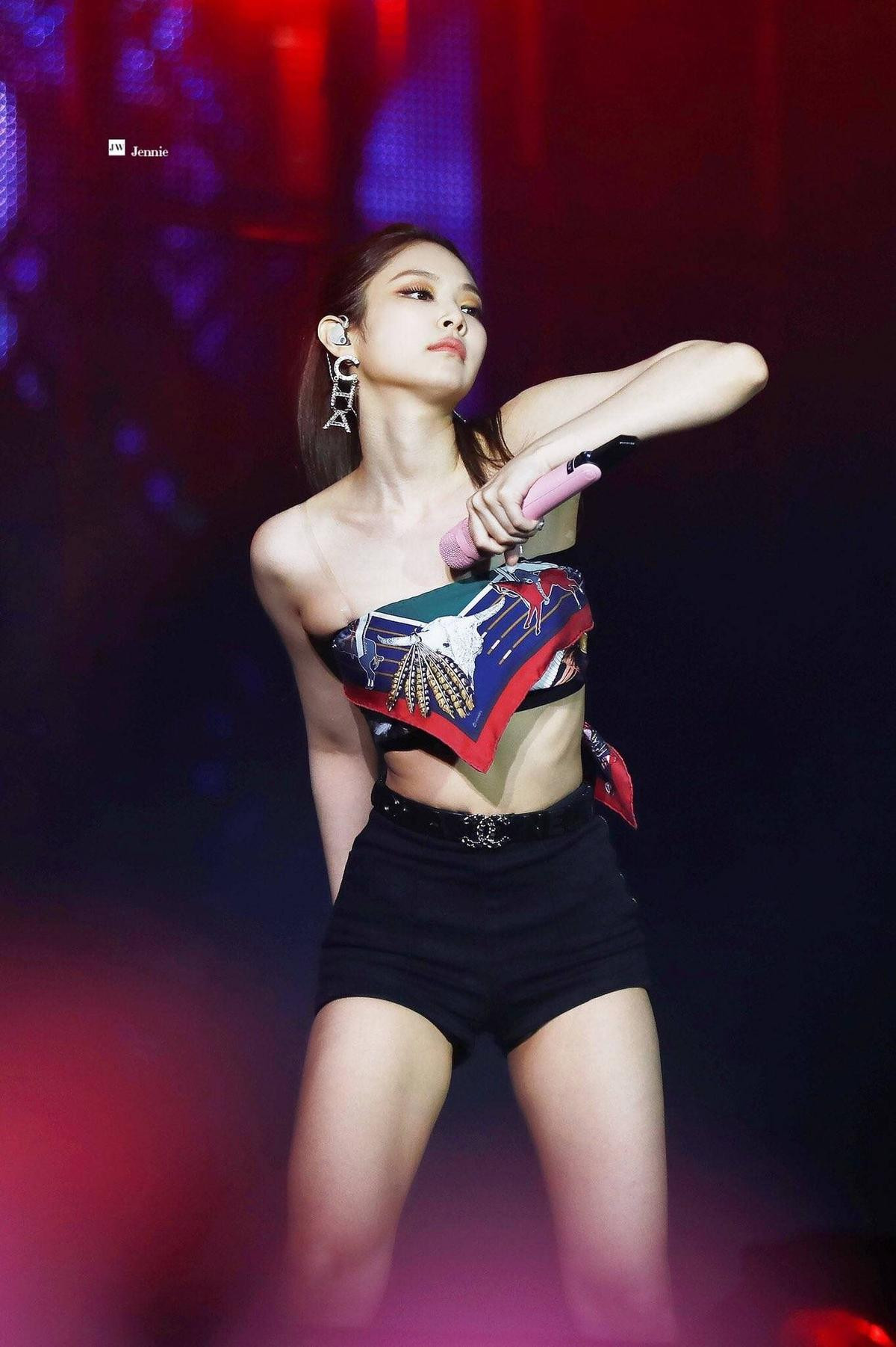 Top 10 khoảnh khắc Jennie khoe đường nét cơ thể hút mắt: Xứng danh nữ thần quyến rũ của Kpop Ảnh 1