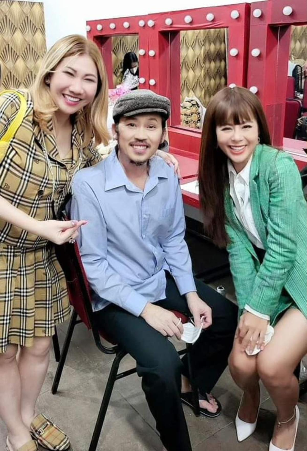 Nam Thư đáp trả khi bị nói 'nịnh' NS Hoài Linh, nói rõ về clip 'lên tặng hoa đi' gây xôn xao trước đó Ảnh 6