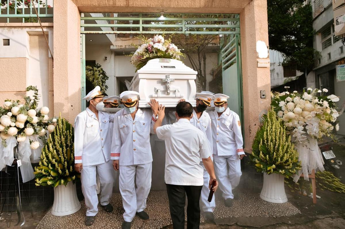 Tròn 100 ngày bố mất, Dương Triệu Vũ đăng hình nghệ sĩ Hoài Linh gục bên linh cữu bố đầy xúc động Ảnh 1