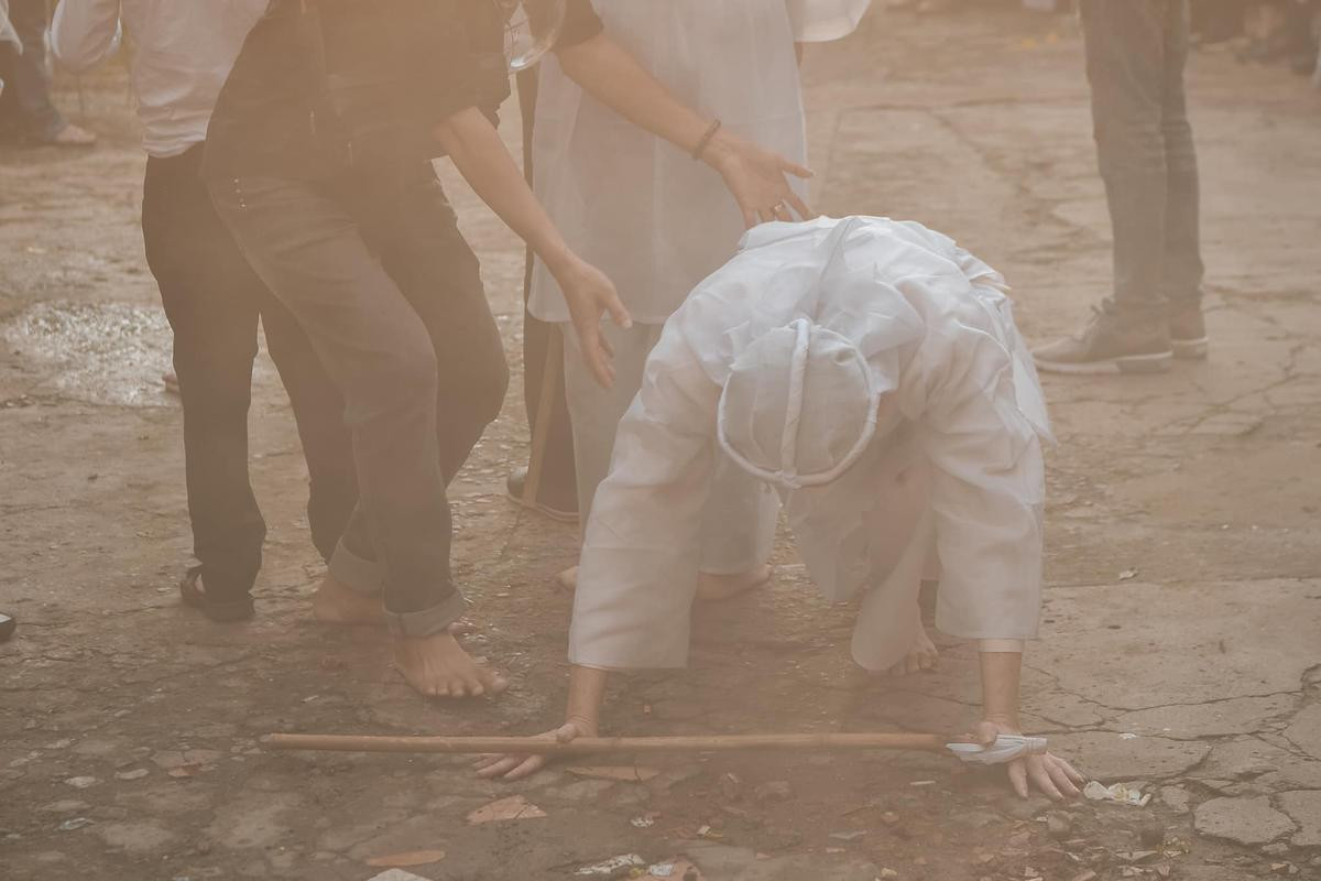 Tròn 100 ngày bố mất, Dương Triệu Vũ đăng hình nghệ sĩ Hoài Linh gục bên linh cữu bố đầy xúc động Ảnh 2