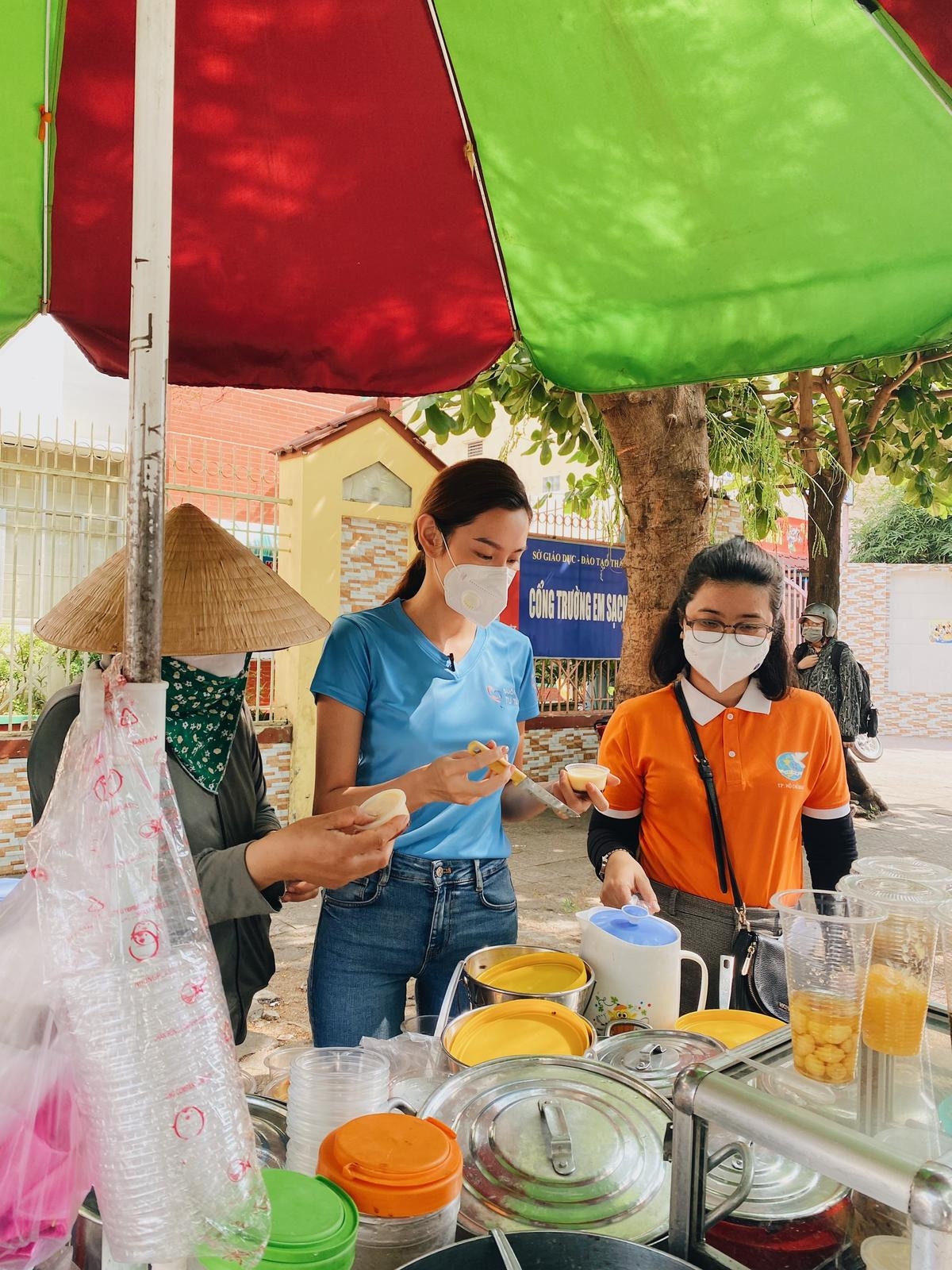 Thùy Tiên giản dị đi làm từ thiện, có hành động đẹp khiến cư dân mạng không khỏi xuýt xoa Ảnh 3