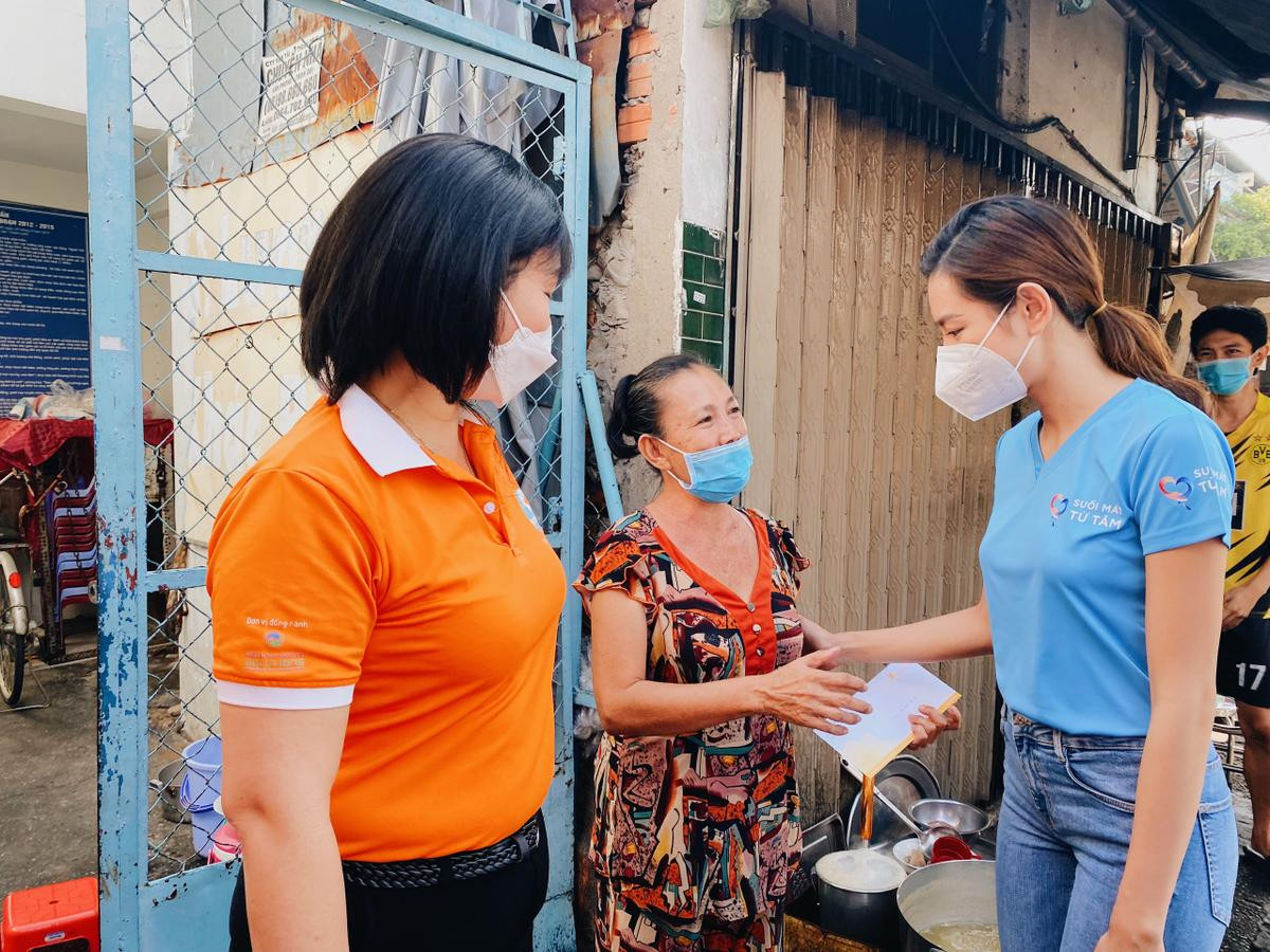 Thùy Tiên giản dị đi làm từ thiện, có hành động đẹp khiến cư dân mạng không khỏi xuýt xoa Ảnh 2