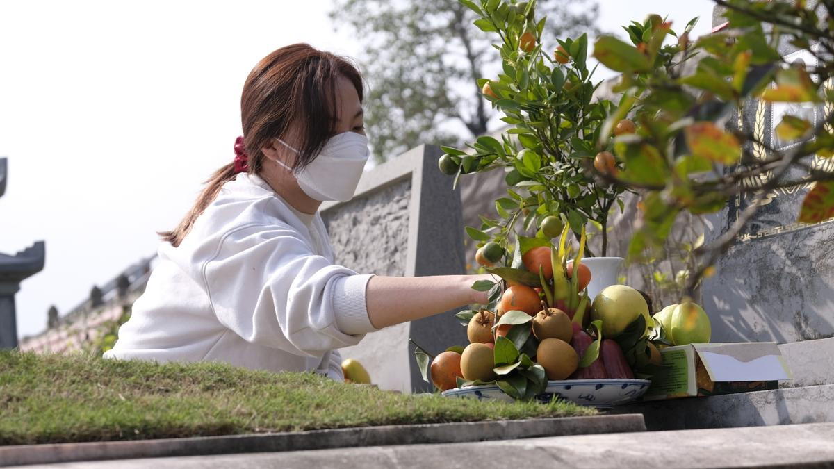 Lo 'tắc đường' vì dịch COVID-19, người Hà Nội tranh thủ đi tảo mộ mời gia tiên về đón Tết sớm Ảnh 12