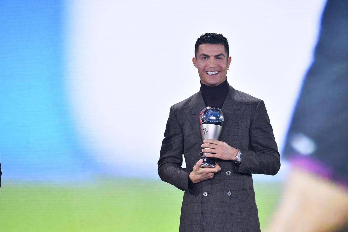 Ronaldo đoạt 'giải thưởng đặc biệt' của FIFA Ảnh 2