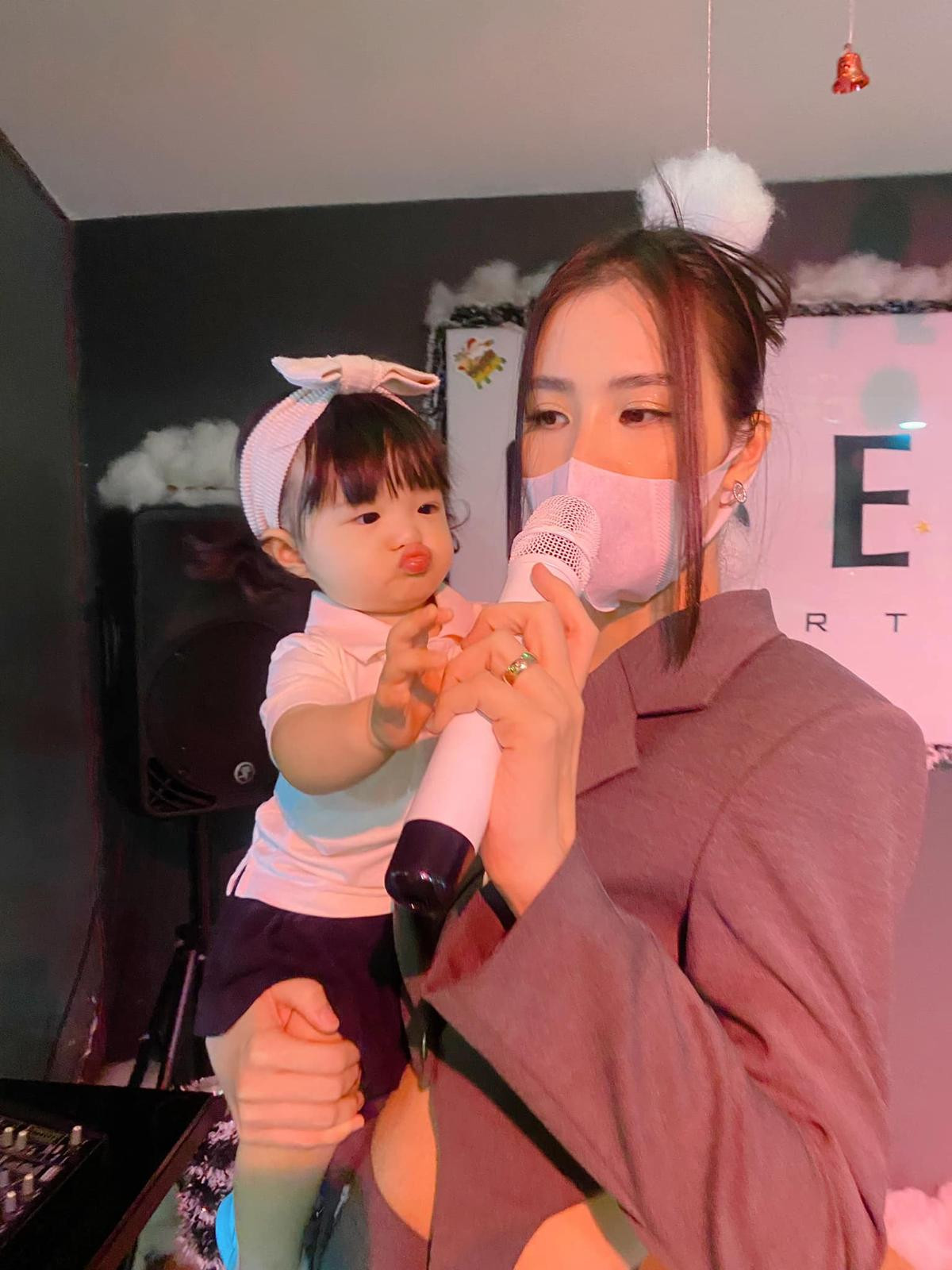 Đông Nhi gọi con gái Winnie là 'Hoa hậu quận Cam siêu 3 vòng', Diệu Nhi liền lên tiếng Ảnh 4