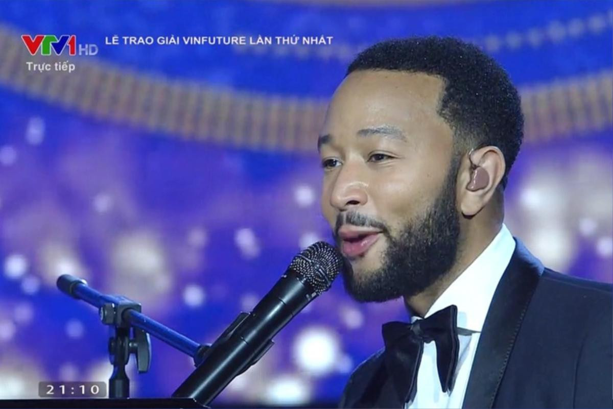 'Huyền thoại' John Legend khoe ảnh dạo phố Hà Nội, uống cà phê trứng Ảnh 2