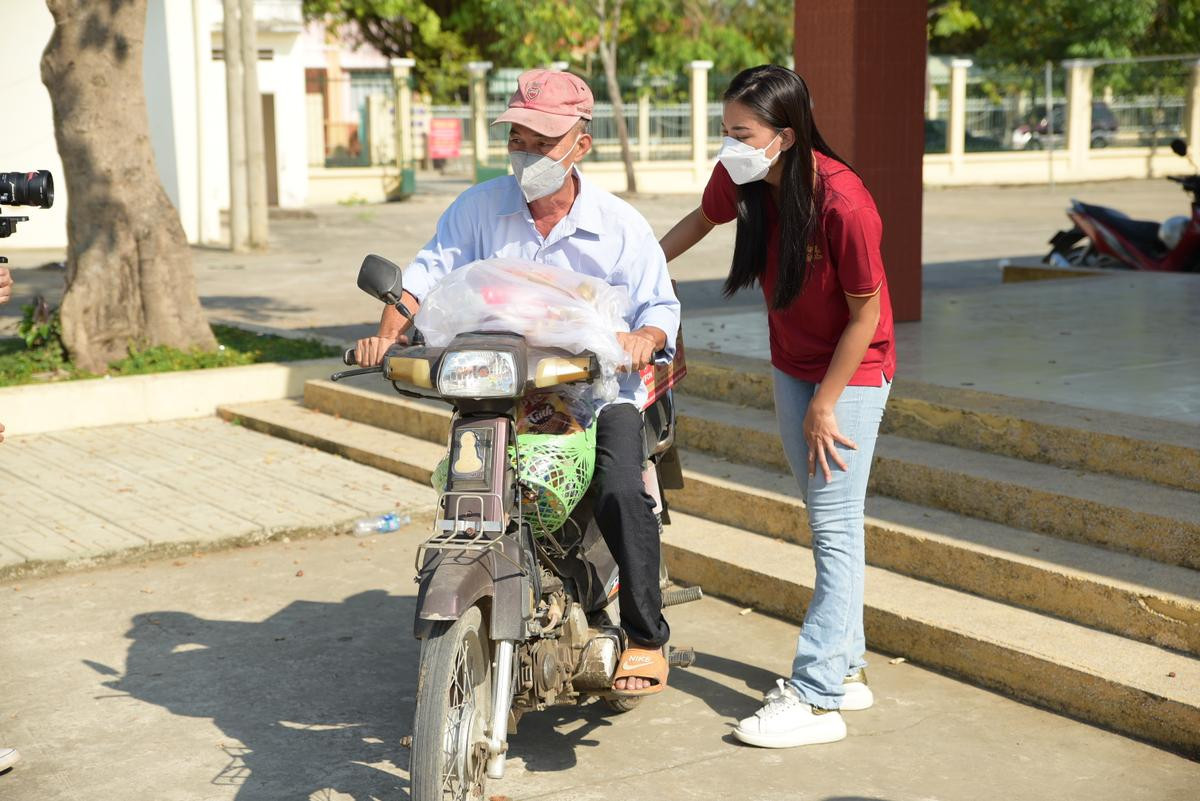 Á hậu Kim Duyên trao tặng 3 cây cầu dân dụng và trao quà Tết cho người dân nghèo Ảnh 3