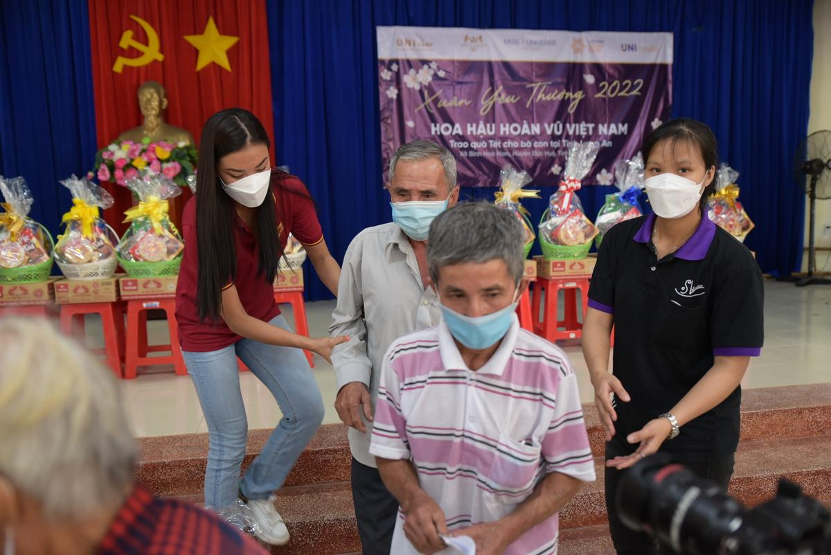 Á hậu Kim Duyên trao tặng 3 cây cầu dân dụng và trao quà Tết cho người dân nghèo Ảnh 2