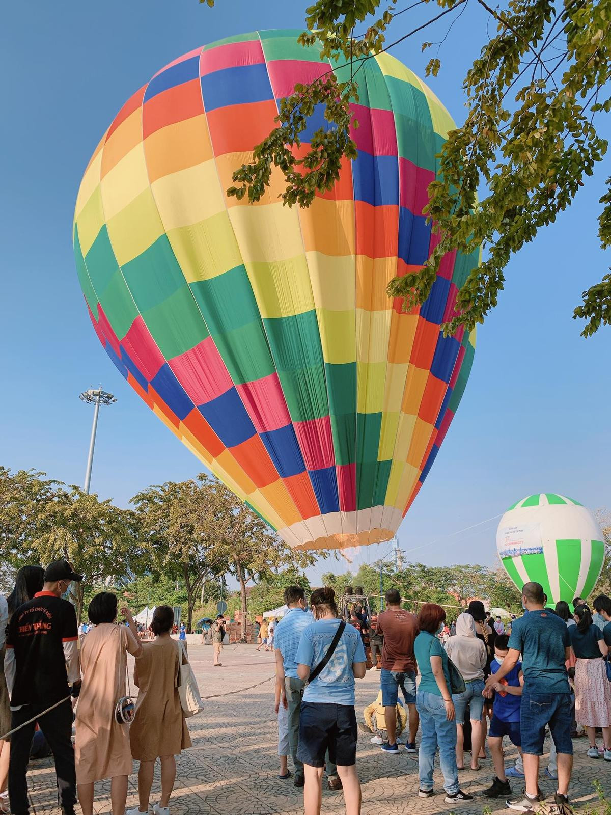 TP.HCM: Người dân thích thú ngắm nhìn khinh khí cầu rực rỡ Ảnh 4