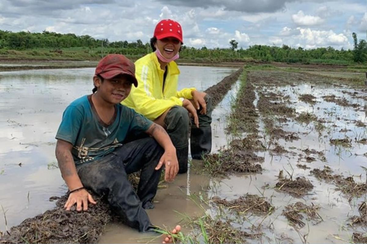 Cuộc sống giản dị của Hoa hậu H'Hen Niê ở quê nhà với bữa cơm đạm bạc chỉ vài củ khoai lang Ảnh 5