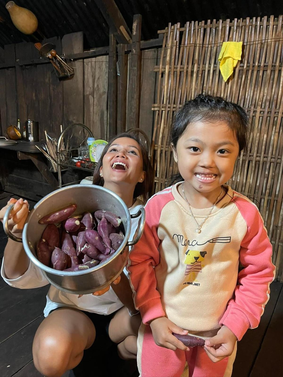 Cuộc sống giản dị của Hoa hậu H'Hen Niê ở quê nhà với bữa cơm đạm bạc chỉ vài củ khoai lang Ảnh 4