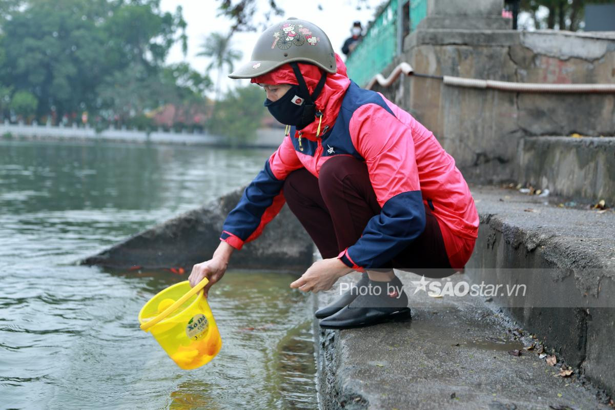 Người Hà Nội tấp nập thả cá chép 'khủng' tiễn ông Công ông Táo về trời Ảnh 15