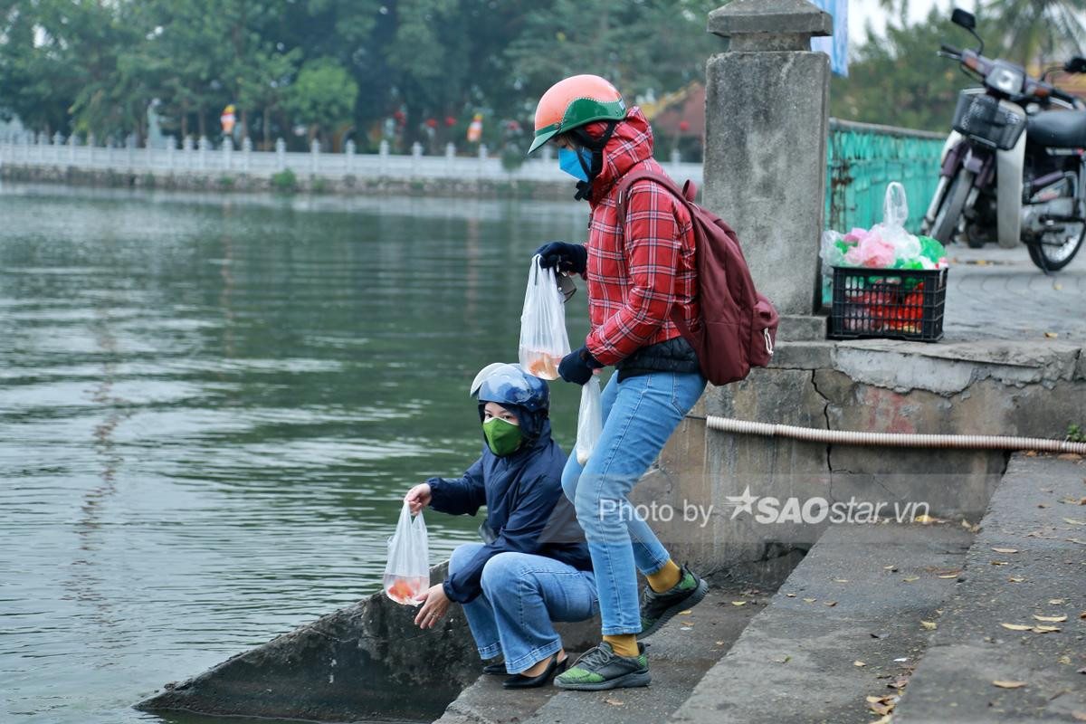 Người Hà Nội tấp nập thả cá chép 'khủng' tiễn ông Công ông Táo về trời Ảnh 14