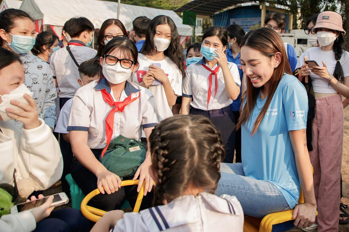 Hoa hậu Thùy Tiên tự tin với mặt mộc đi từ thiện: Fan vây kín vì quá dễ thương - dễ gần Ảnh 3