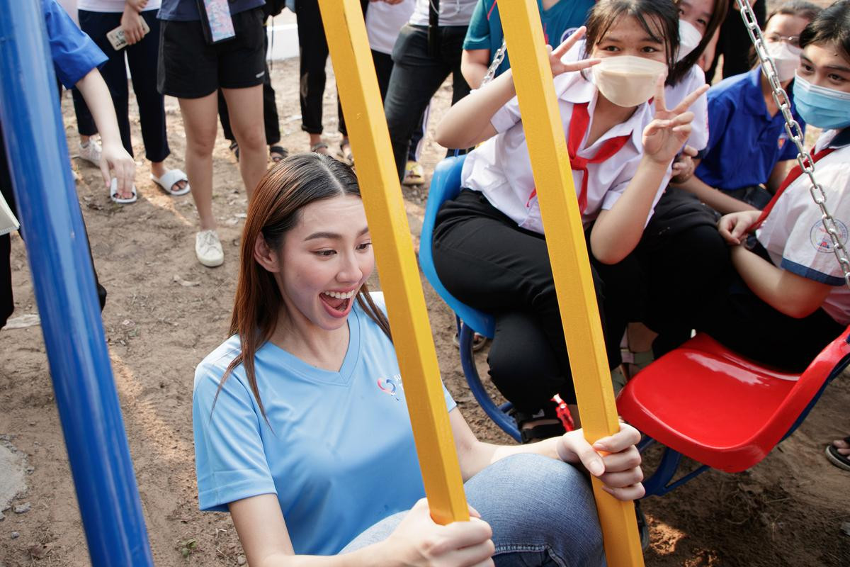 Hoa hậu Thùy Tiên tự tin với mặt mộc đi từ thiện: Fan vây kín vì quá dễ thương - dễ gần Ảnh 2