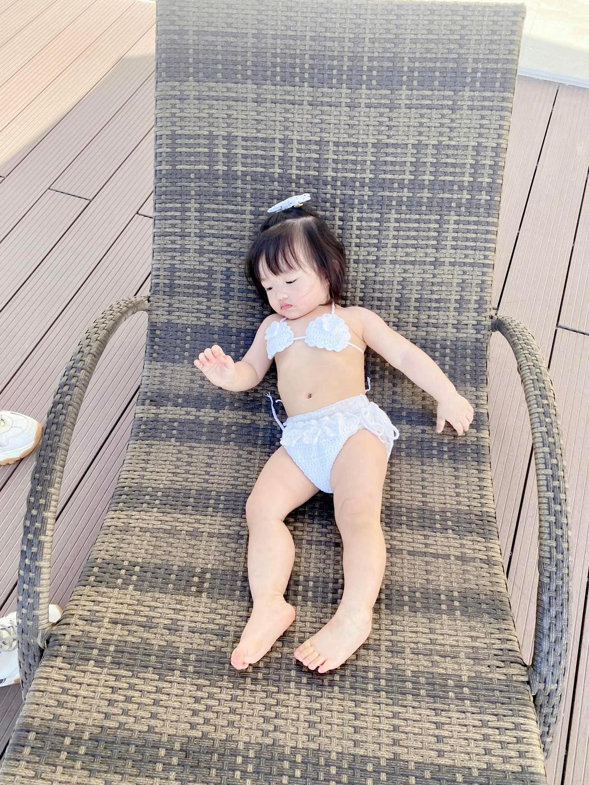 Bé Winnie 'đốn tim' bằng loạt ảnh bikini khoe dáng, nhà Thanh Thúy - Đức Thịnh còn đòi kết thông gia Ảnh 1