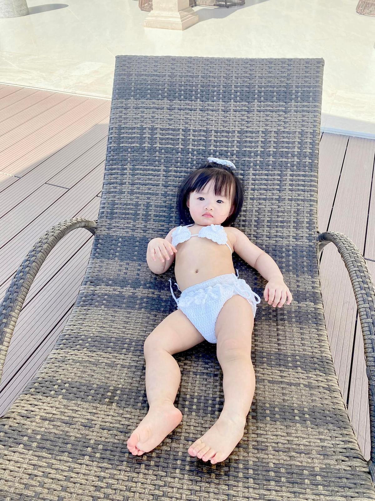 Bé Winnie 'đốn tim' bằng loạt ảnh bikini khoe dáng, nhà Thanh Thúy - Đức Thịnh còn đòi kết thông gia Ảnh 2