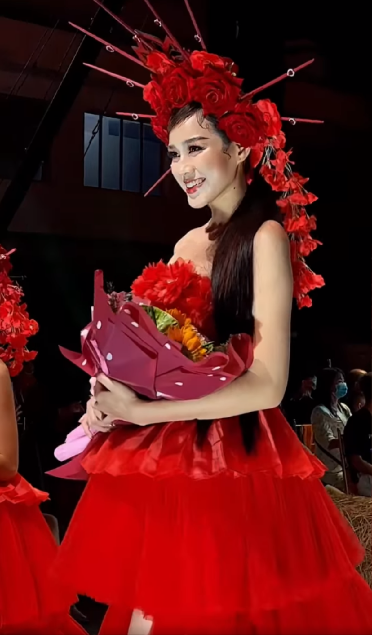 Đỗ Thị Hà diễn vedette, catwalk thần sầu - xứng danh Top 13 Model Miss World Ảnh 3