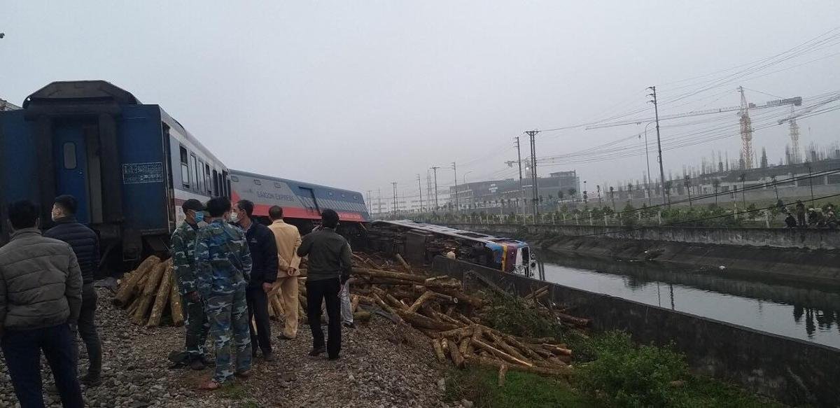 Tàu khách Bắc - Nam bị lật đầu máy, văng toa sau khi va chạm với ô tô tải chở gỗ Ảnh 1