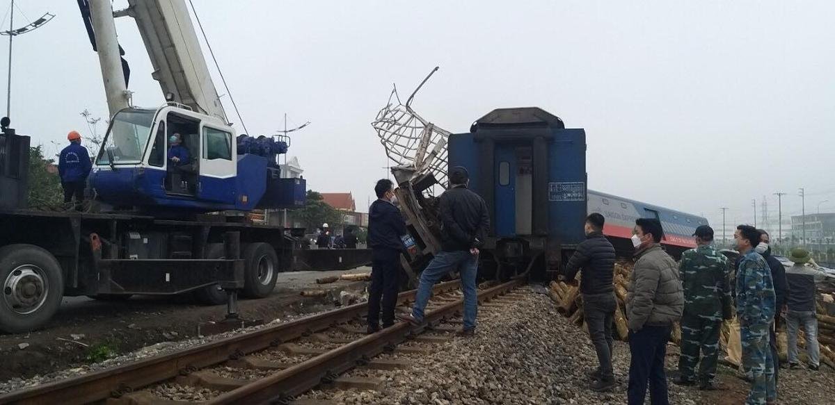 Tàu khách Bắc - Nam bị lật đầu máy, văng toa sau khi va chạm với ô tô tải chở gỗ Ảnh 2