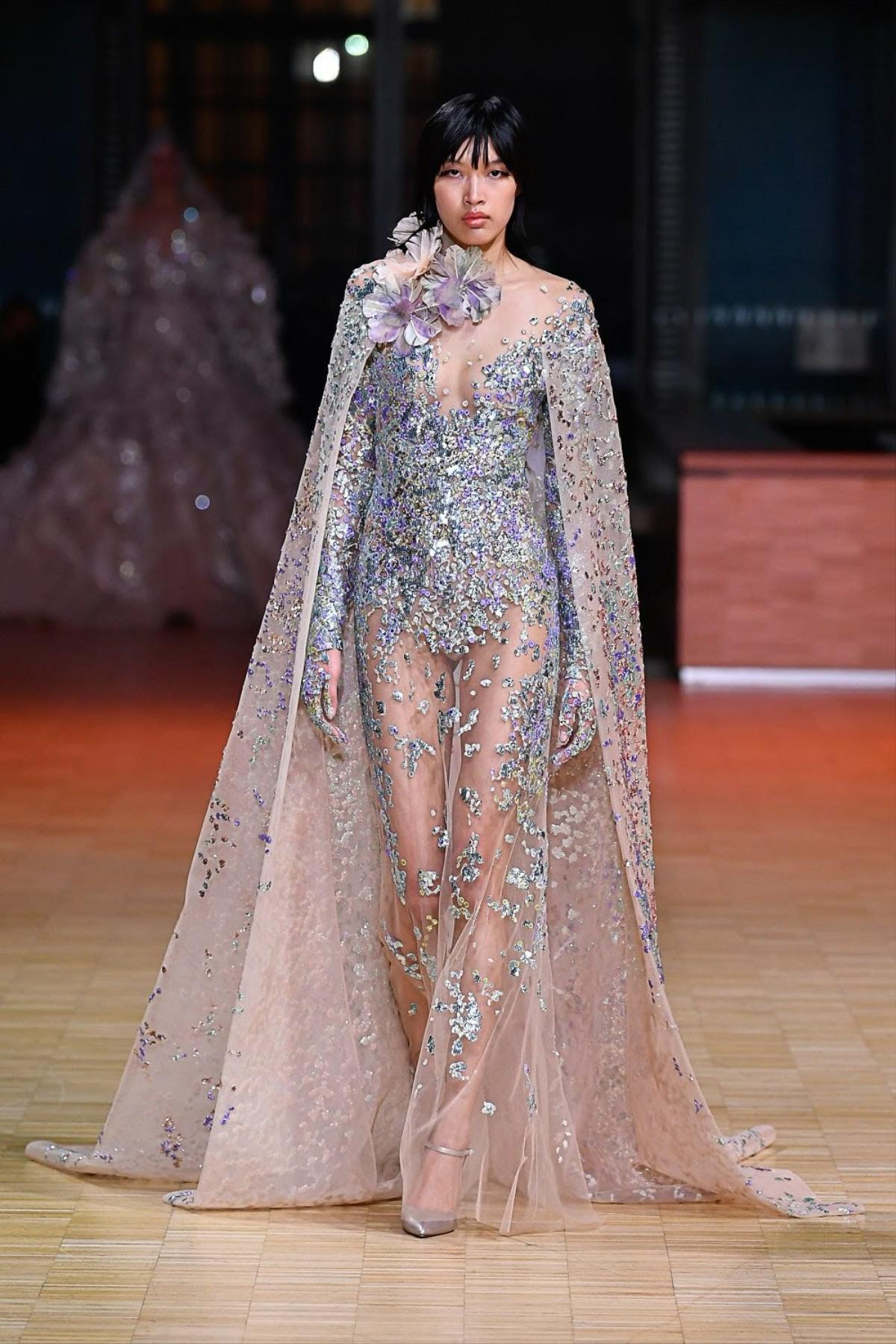 Phương Oanh kiều diễm trong show Haute Couture của Elie Saab, fan sởn da gà tự hào! Ảnh 3