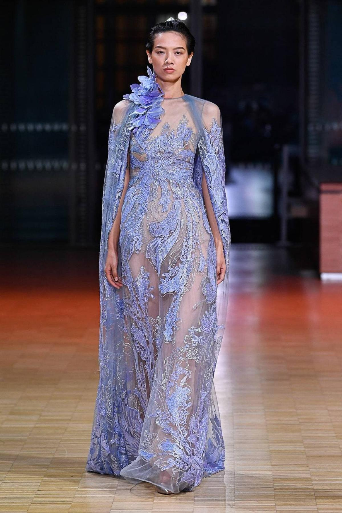 Phương Oanh kiều diễm trong show Haute Couture của Elie Saab, fan sởn da gà tự hào! Ảnh 23