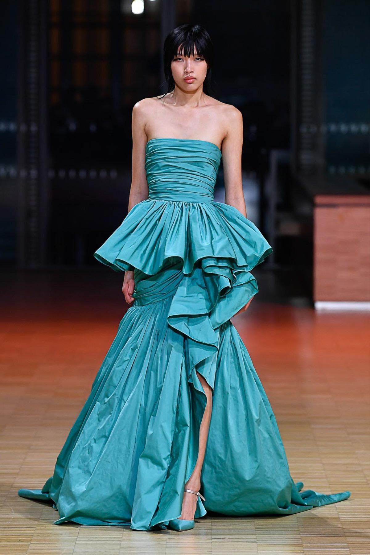 Phương Oanh kiều diễm trong show Haute Couture của Elie Saab, fan sởn da gà tự hào! Ảnh 4