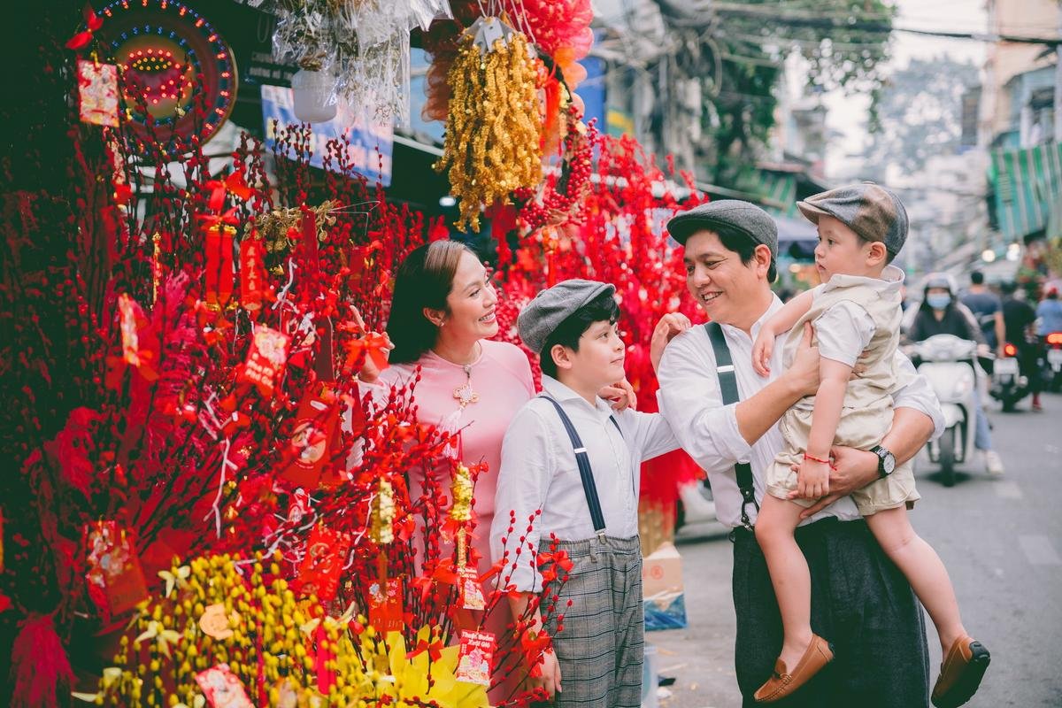 Gia đình Thanh Thúy - Đức Thịnh đỏ rực váy áo, tung tăng dạo phố Sài Gòn trước thềm năm mới Ảnh 7