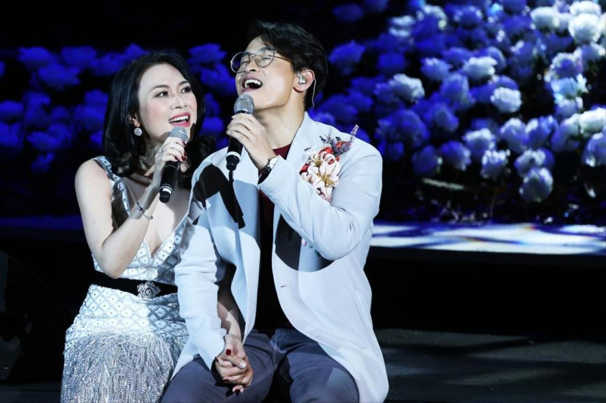 Chuyện gì đây: Mỹ Tâm và Hà Anh Tuấn bất ngờ hôn nhau đầy ngọt ngào trên sân khấu song ca cùng nhau? Ảnh 4