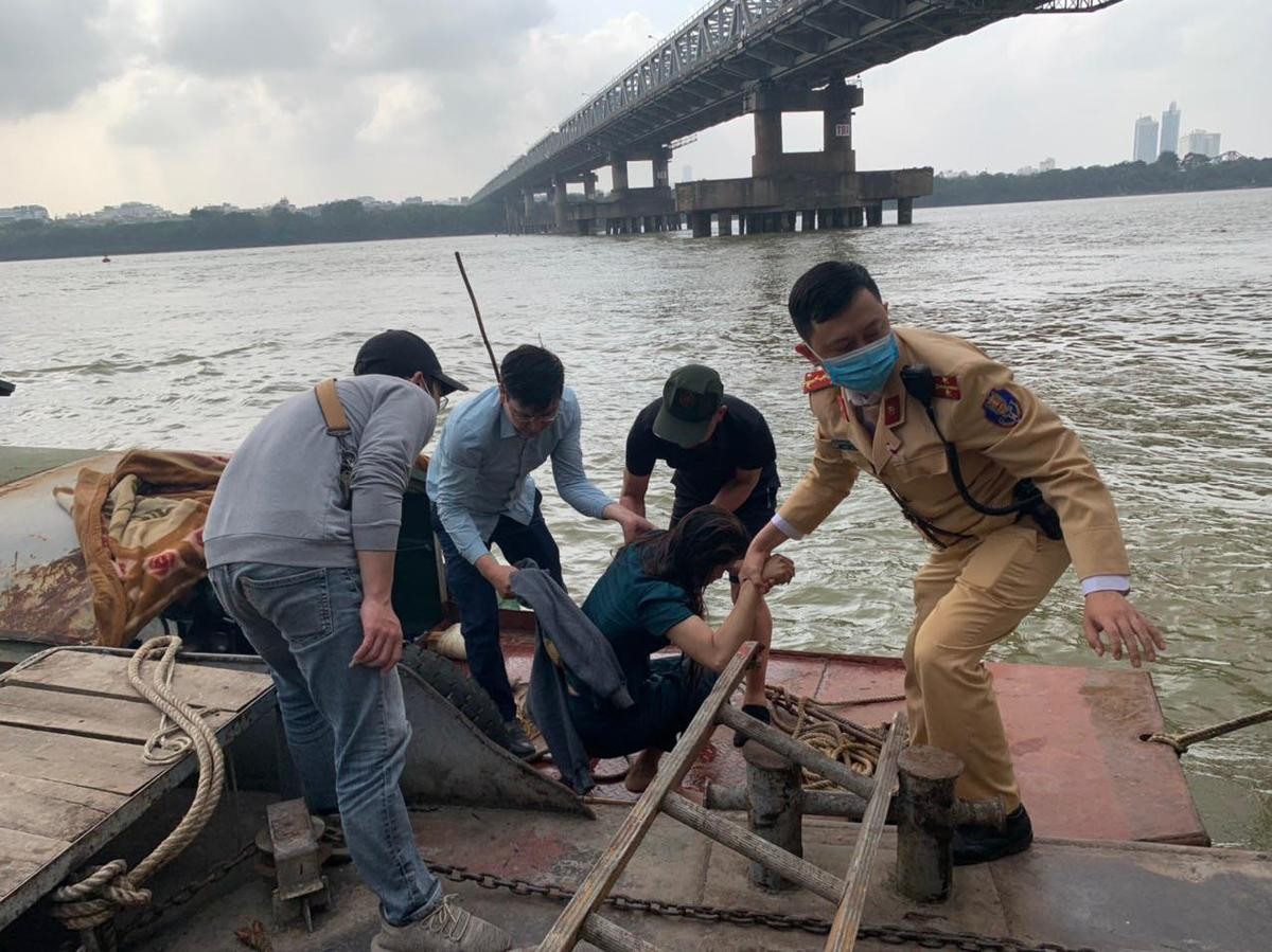 Buồn chuyện gia đình, người phụ nữ nhảy cầu Chương Dương tự tử ngày giáp Tết Ảnh 1