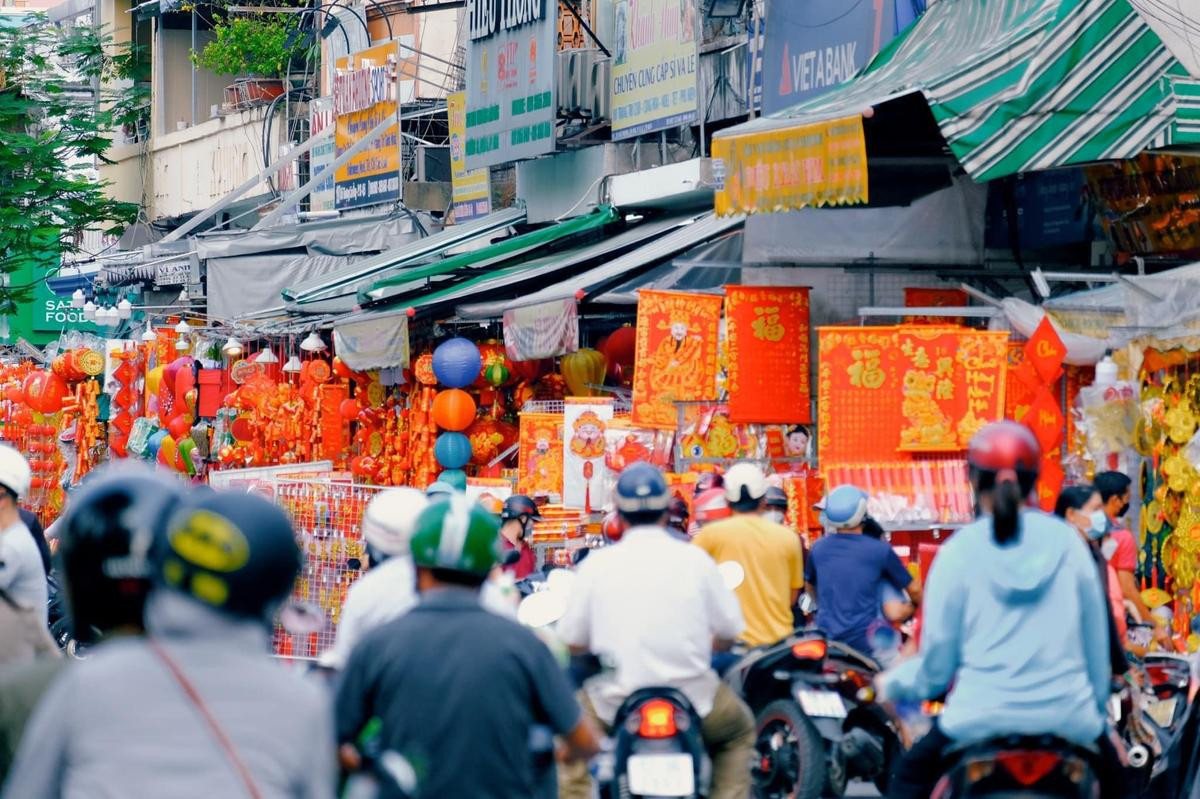 Không khí Tết nô nức của Chợ Lớn: Rực rỡ sắc đỏ, ngập tràn tiếng nói cười Ảnh 2