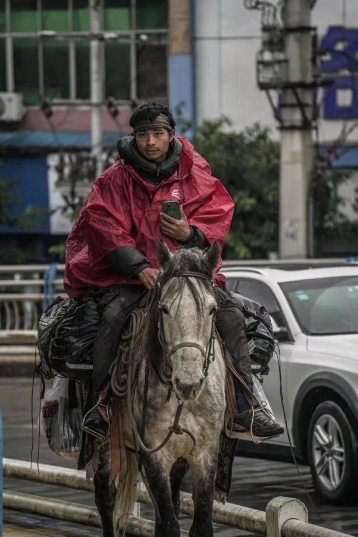 Chàng trai cưỡi ngựa hơn nửa năm về quê ăn Tết: 'Đói là chuyện thường, việc tắm rửa là do duyên số' Ảnh 1