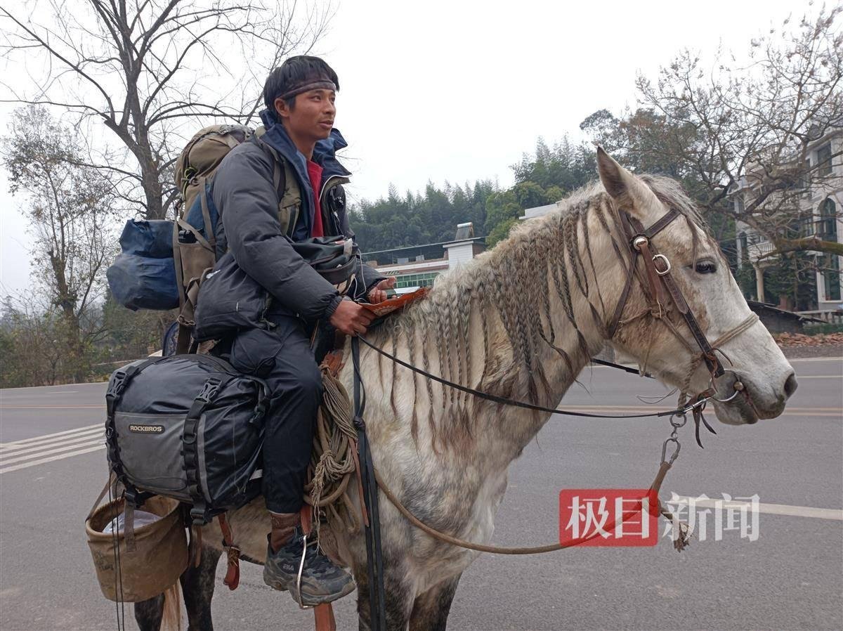 Chàng trai cưỡi ngựa hơn nửa năm về quê ăn Tết: 'Đói là chuyện thường, việc tắm rửa là do duyên số' Ảnh 8