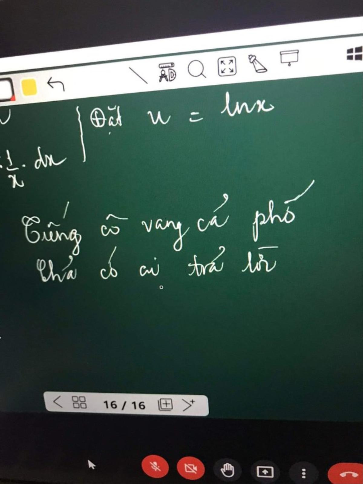 Không một học trò nào giơ tay phát biểu, cô giáo ghi dòng chữ này lên bảng bày tỏ sự 'bất lực' Ảnh 1