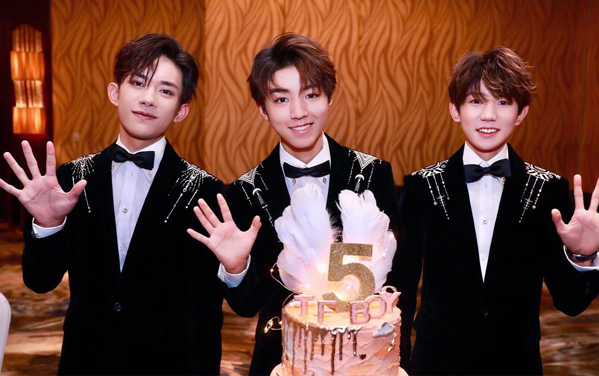 Cuối cùng, ba thành viên TFBoys đã đứng chung sân khấu mở màn gala Xuân Vãn: Thoả nỗi mong chờ của fan Ảnh 5