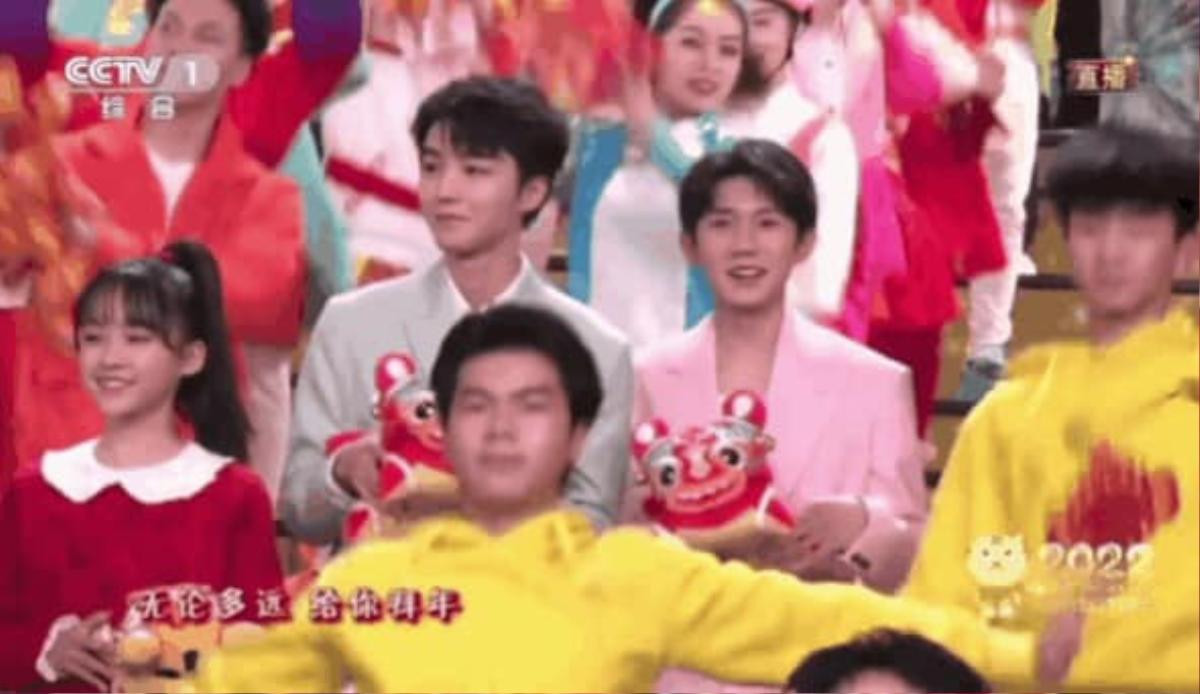 Cuối cùng, ba thành viên TFBoys đã đứng chung sân khấu mở màn gala Xuân Vãn: Thoả nỗi mong chờ của fan Ảnh 3