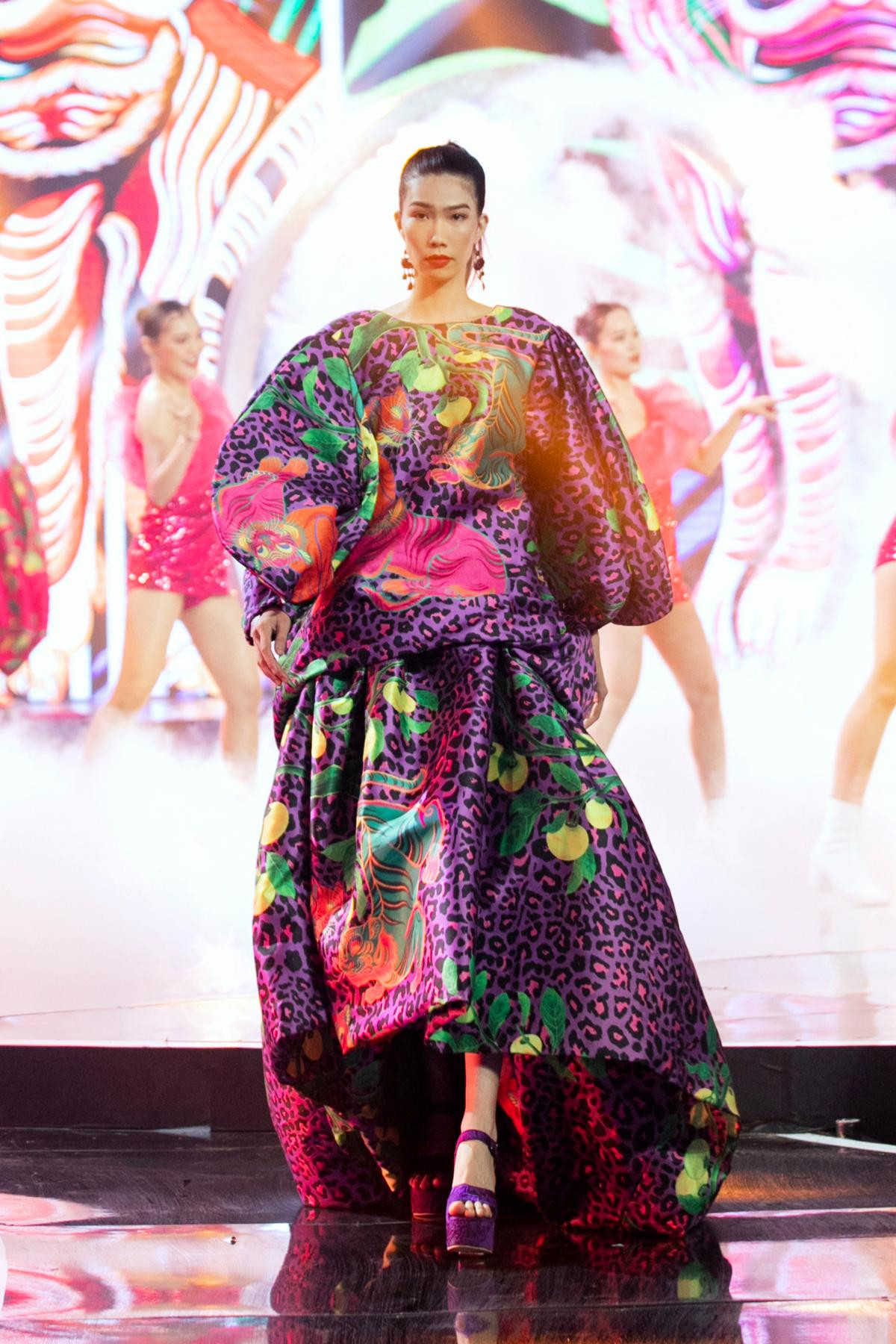 Thùy Tiên lần đầu catwalk với cương vị Miss Grand International, diễn vedette kiêu kỳ ngày đầu xuân Ảnh 13