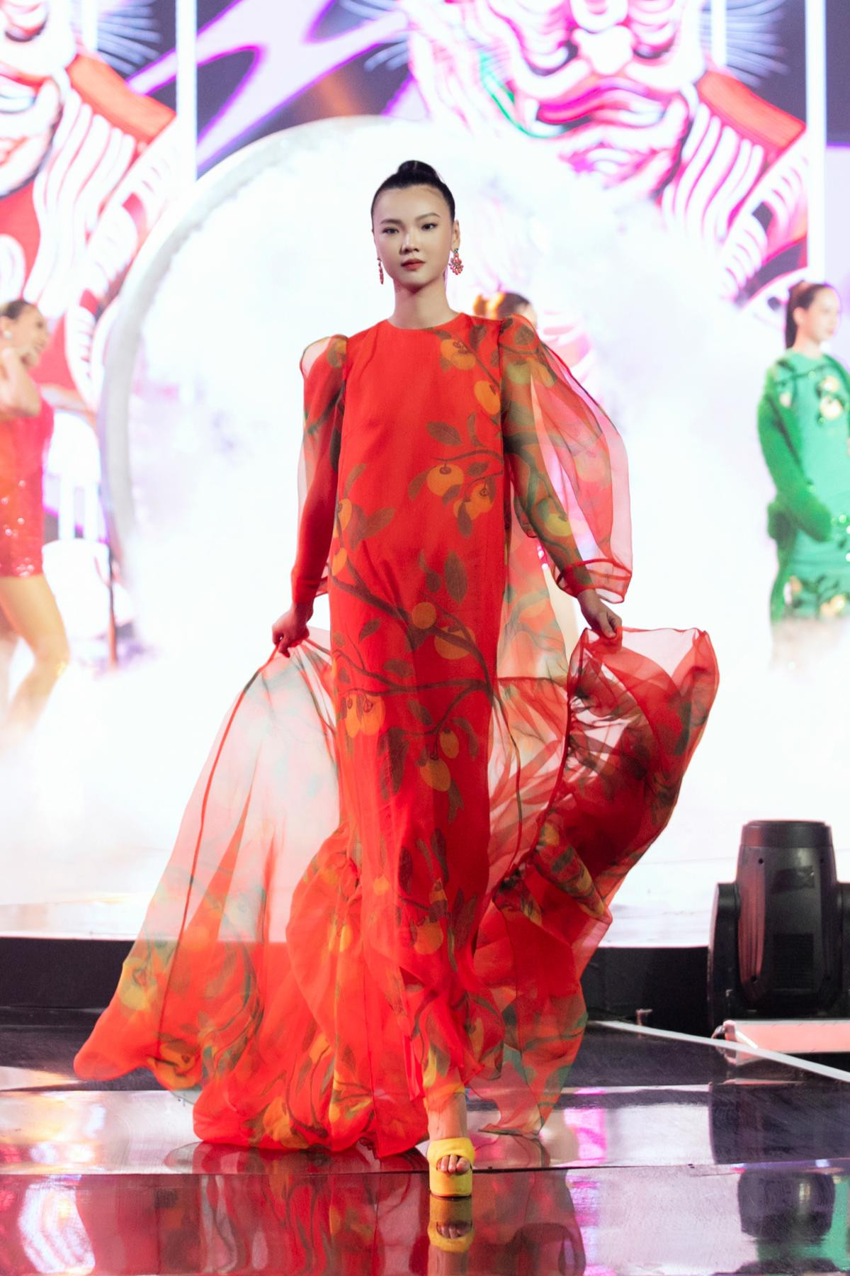 Thùy Tiên lần đầu catwalk với cương vị Miss Grand International, diễn vedette kiêu kỳ ngày đầu xuân Ảnh 12