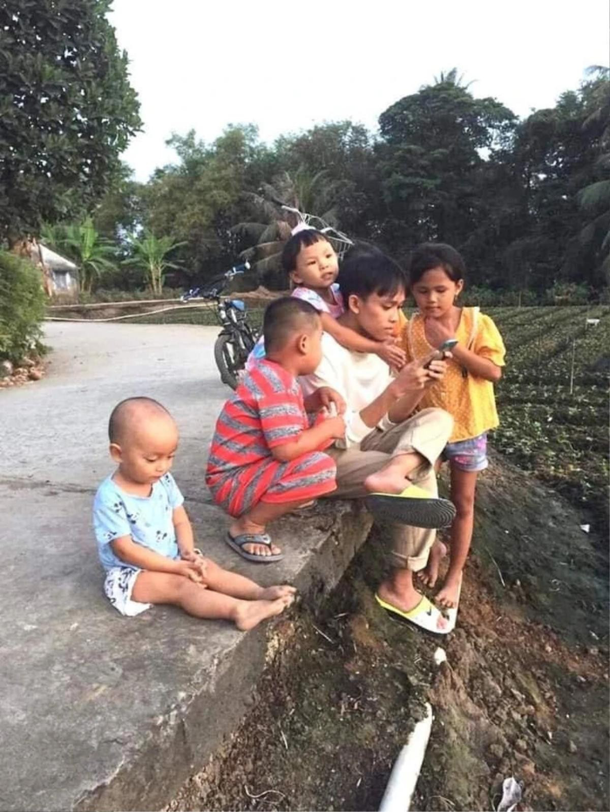 Hồ Văn Cường ăn Tết ở quê: Fan chạnh lòng vì ngôi nhà đã quá cũ, tường gạch bong tróc lổm chổm Ảnh 4