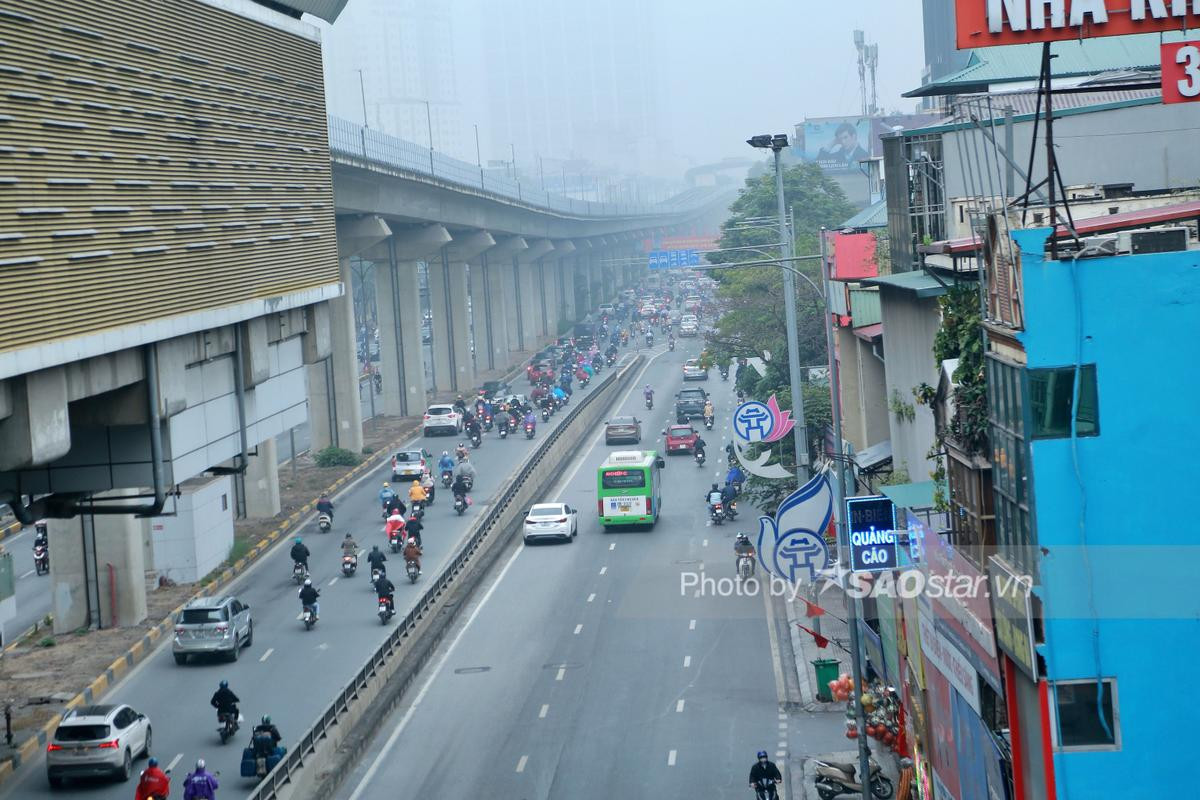 Người Hà Nội chen chân, đội mưa lạnh ùn ùn đi làm trong ngày đầu sau kỳ nghỉ Tết Ảnh 12