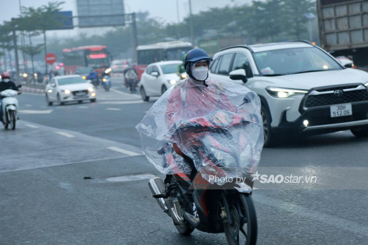 Người Hà Nội chen chân, đội mưa lạnh ùn ùn đi làm trong ngày đầu sau kỳ nghỉ Tết Ảnh 2