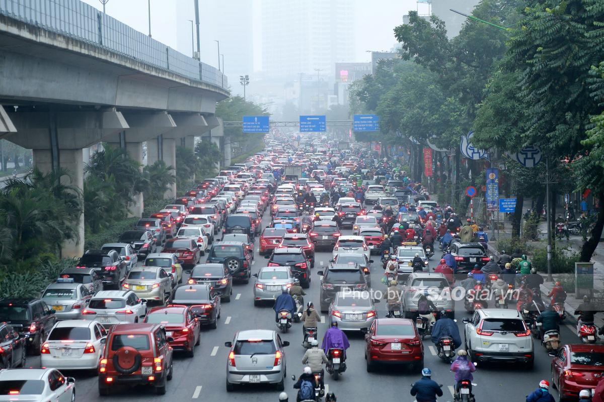 Người Hà Nội chen chân, đội mưa lạnh ùn ùn đi làm trong ngày đầu sau kỳ nghỉ Tết Ảnh 5