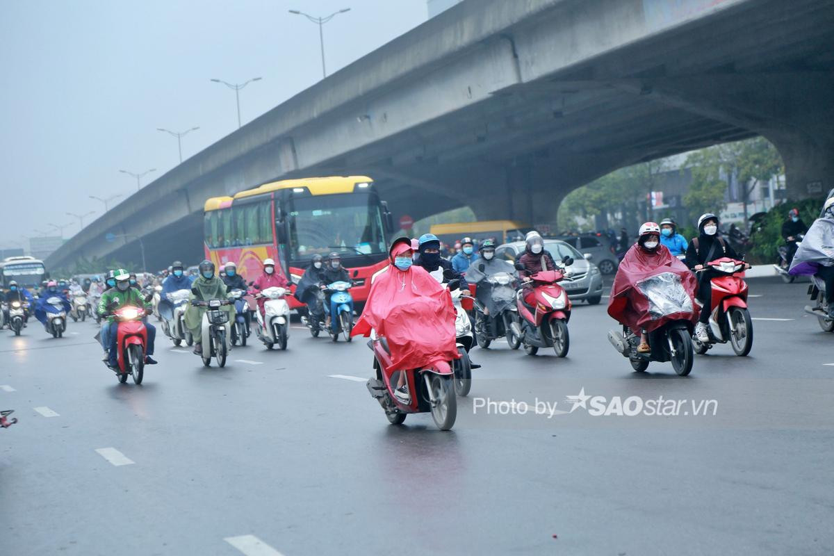 Người Hà Nội chen chân, đội mưa lạnh ùn ùn đi làm trong ngày đầu sau kỳ nghỉ Tết Ảnh 1