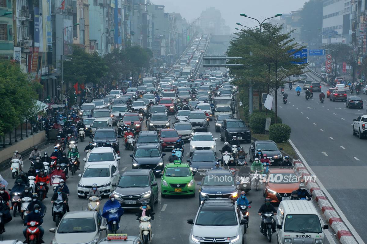 Người Hà Nội chen chân, đội mưa lạnh ùn ùn đi làm trong ngày đầu sau kỳ nghỉ Tết Ảnh 11