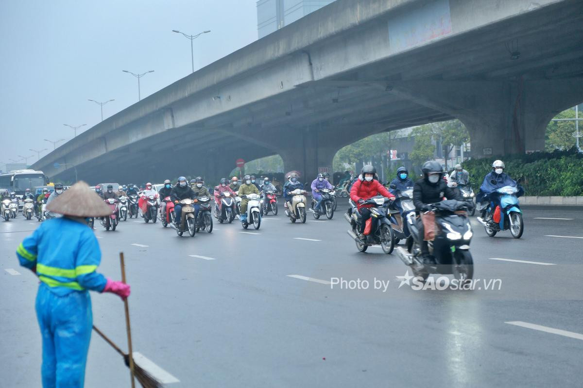 Người Hà Nội chen chân, đội mưa lạnh ùn ùn đi làm trong ngày đầu sau kỳ nghỉ Tết Ảnh 7