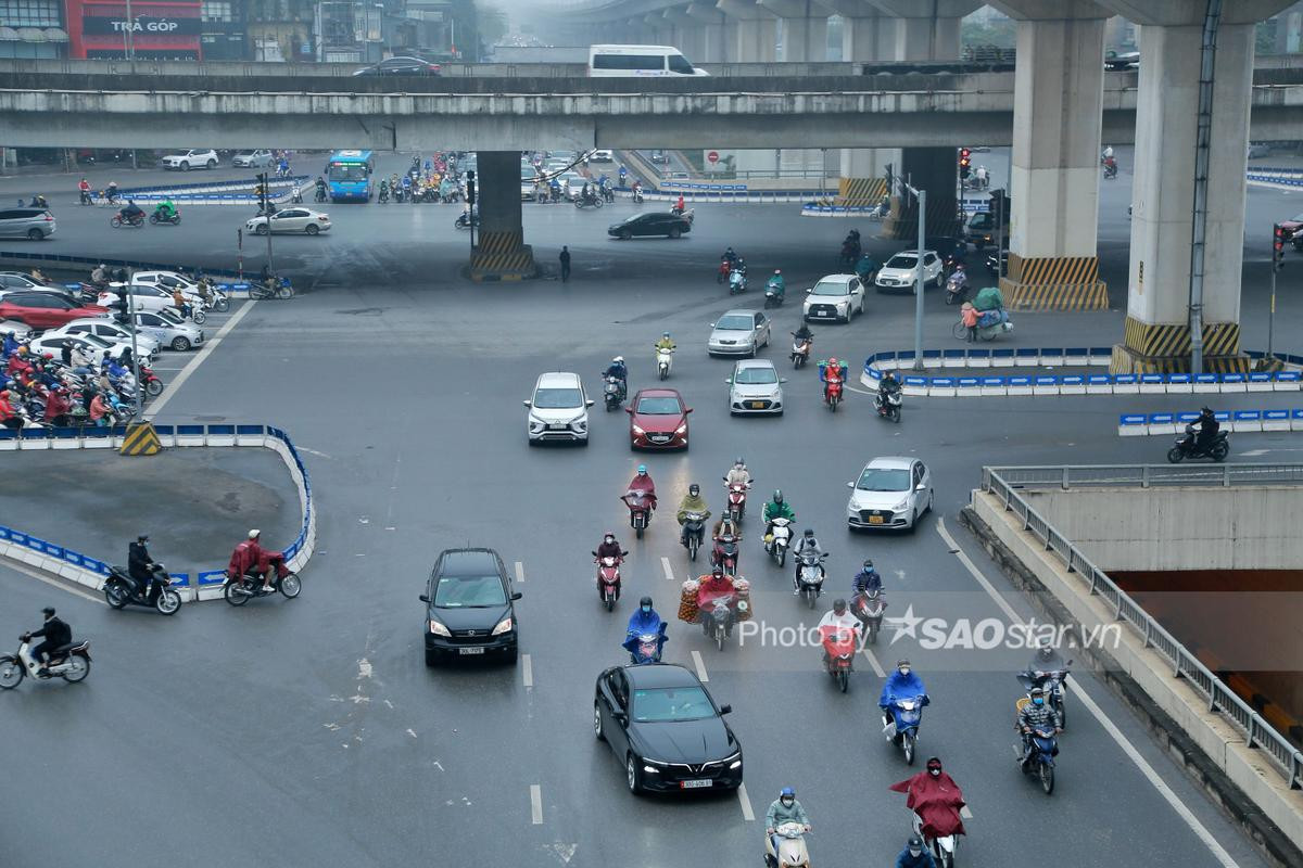 Người Hà Nội chen chân, đội mưa lạnh ùn ùn đi làm trong ngày đầu sau kỳ nghỉ Tết Ảnh 10