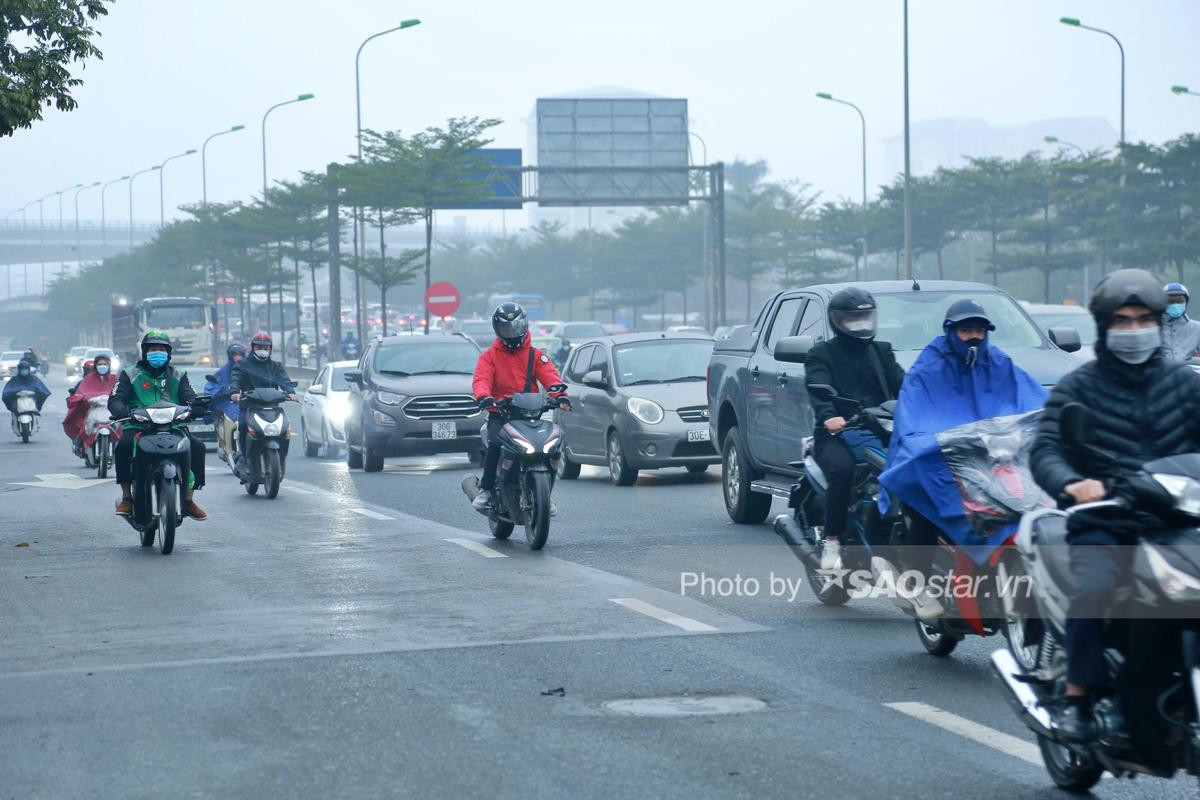 Người Hà Nội chen chân, đội mưa lạnh ùn ùn đi làm trong ngày đầu sau kỳ nghỉ Tết Ảnh 8