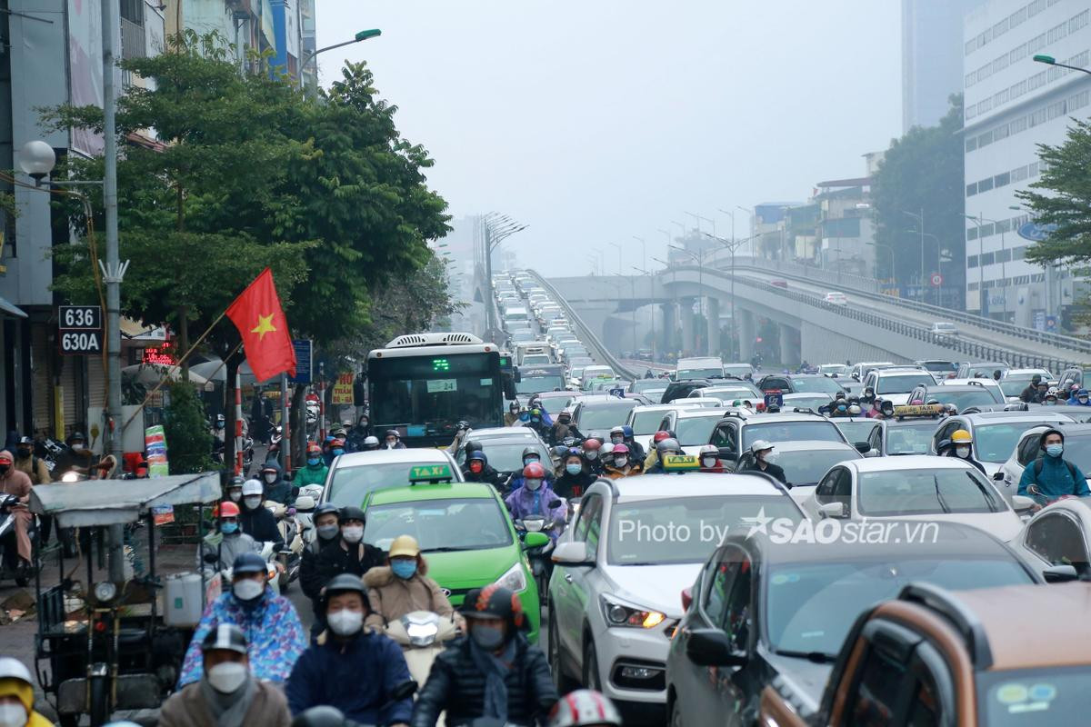 Người Hà Nội chen chân, đội mưa lạnh ùn ùn đi làm trong ngày đầu sau kỳ nghỉ Tết Ảnh 3