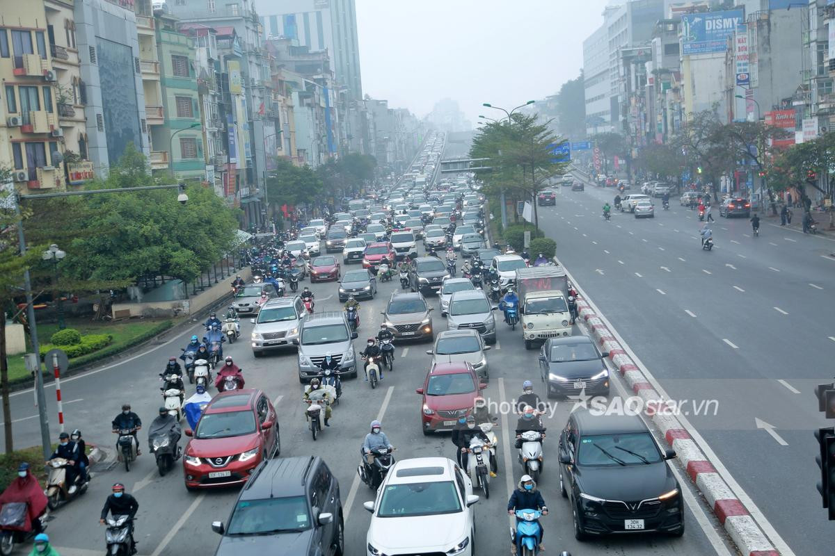 Người Hà Nội chen chân, đội mưa lạnh ùn ùn đi làm trong ngày đầu sau kỳ nghỉ Tết Ảnh 9